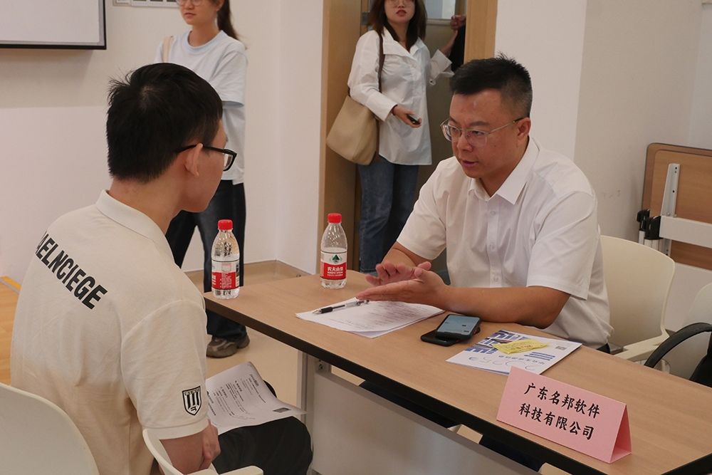 名邦软件总经理吴树林在汕头大学招聘会与学生面对面交流